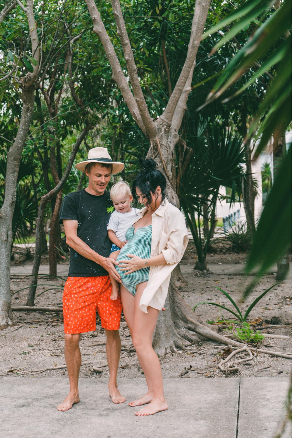 Maternity session with partner and toddler, jungle
