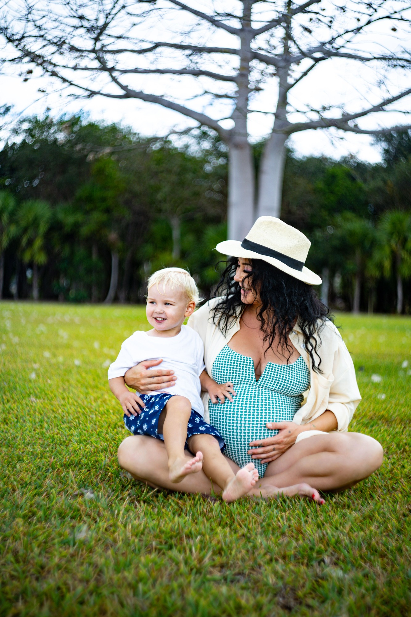 Maternity session with partner and toddler, jungle